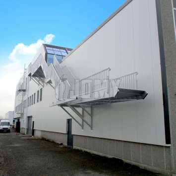 Buitentrappen met ophaalbare traparm Buitentrappen met ophaalbare traparm voor noodevacuatie van een kantoorgebouw.